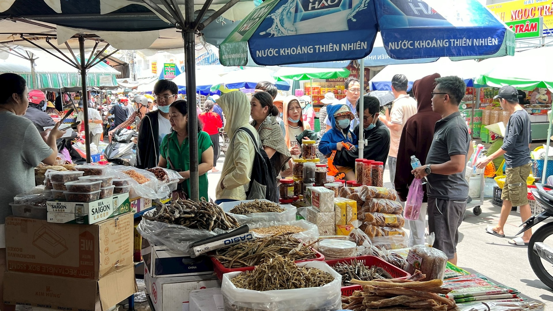Activités commerciales animées au marché de Phan Thiet