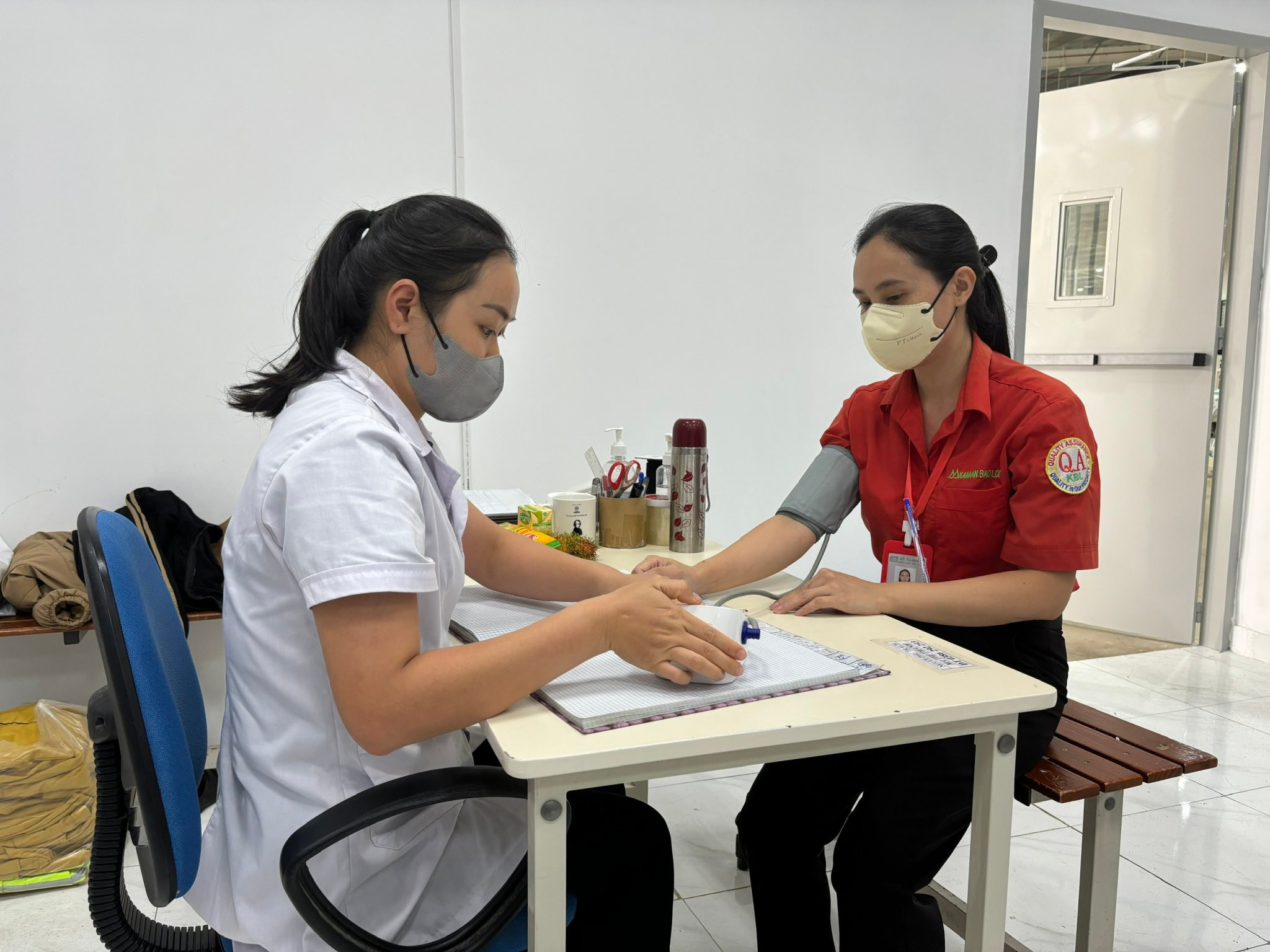 Khám bệnh cho lao động nữ