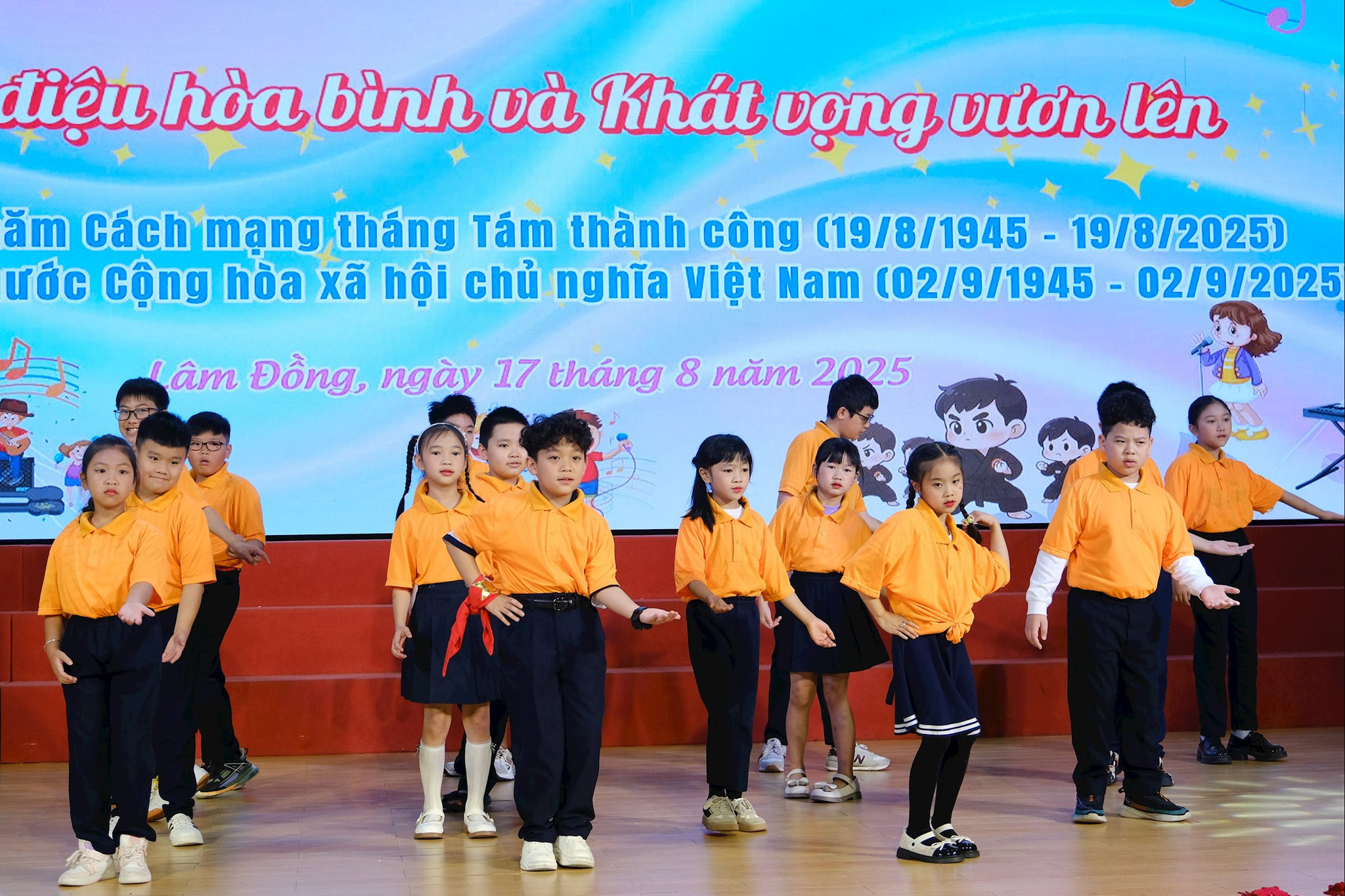 Sân khấu rộn rã với tinh thần háo hức của các em thiếu nhi