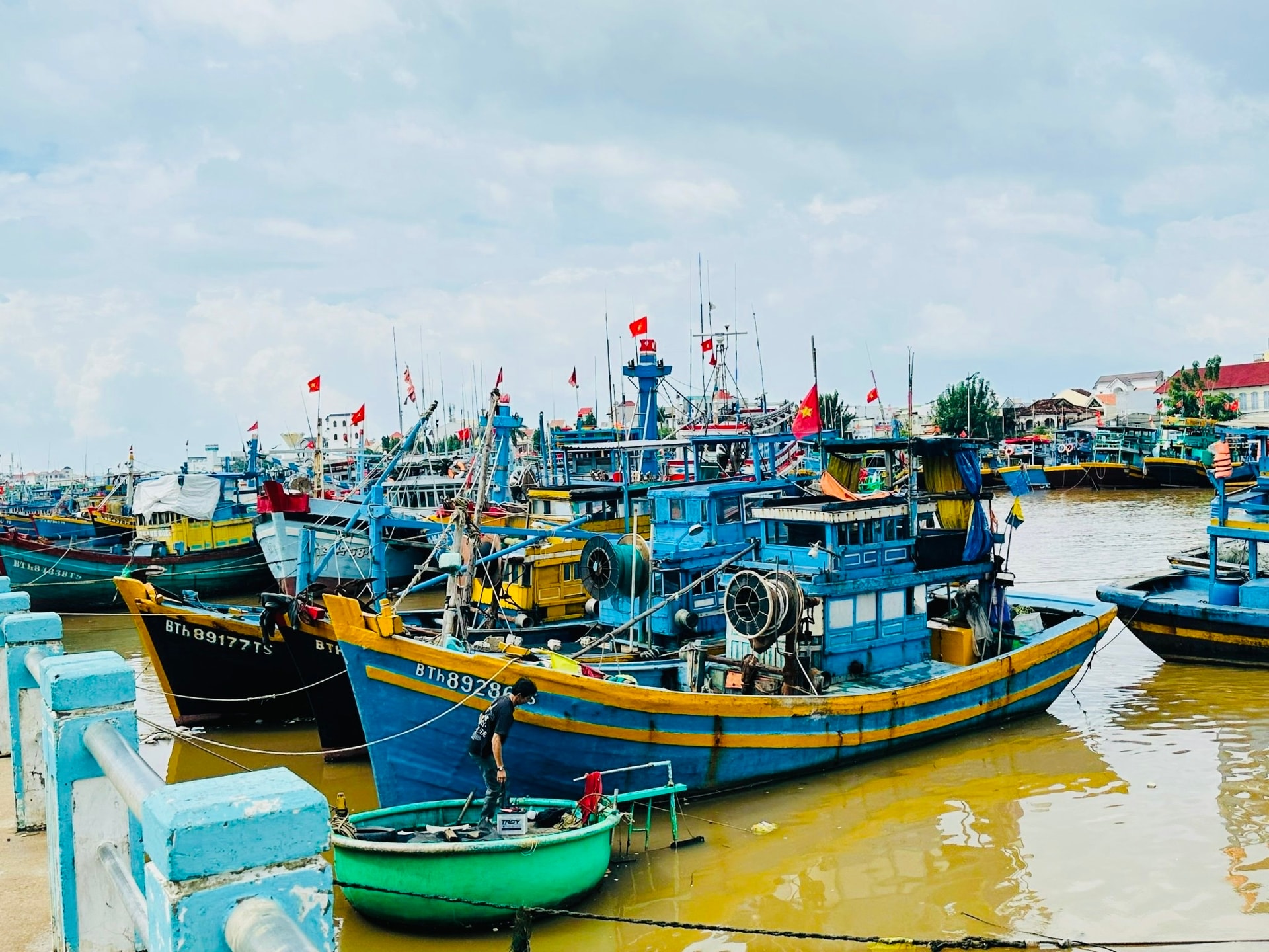Bateaux ancrés dans le quartier de Phan Thiet (photo de K. Hang)