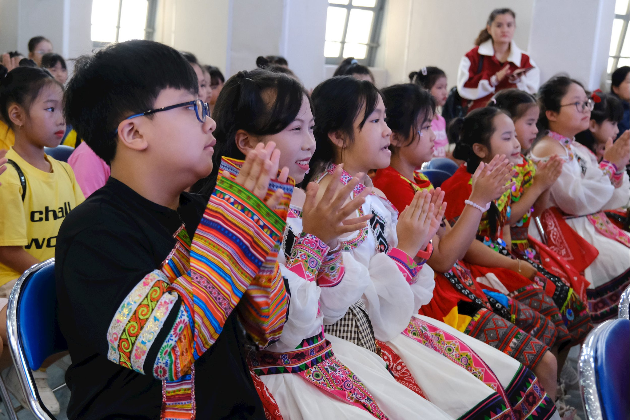 Thiếu nhi tham gia Liên hoan với tinh thần hào hứng và năng lượng tràn đầy.