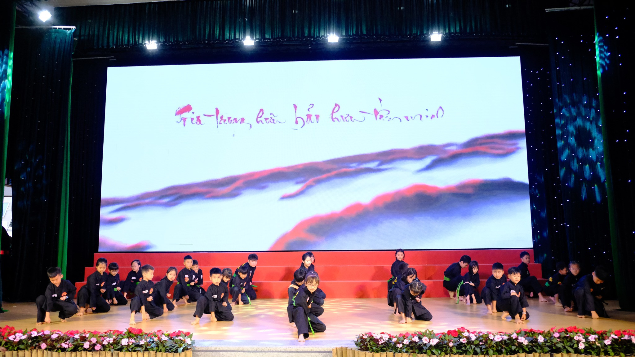 Tiết mục võ thể hiện tinh thần kiên cường và sự rèn luyện bền bỉ của học sinh