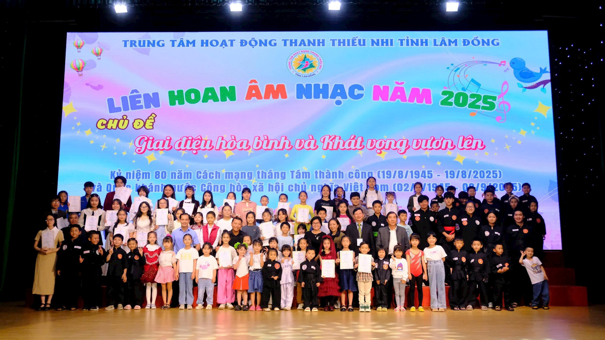 Các em học sinh và ban tổ chức cùng nhau lưu giữ khoảnh khắc đáng nhớ tại Liên hoan nghệ thuật 2025