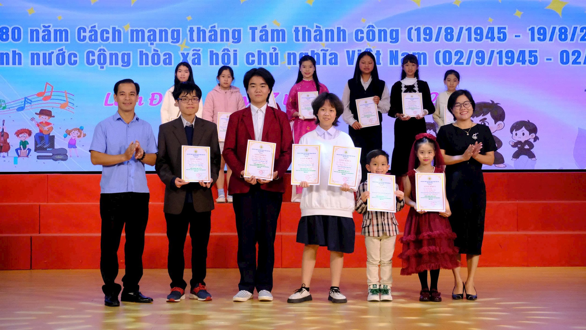 Ban tổ chức trao giải cho các thí sinh xuất sắc
