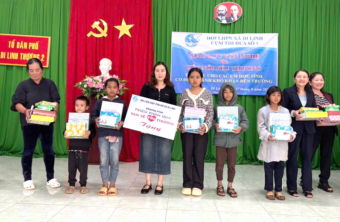 1-gan-200-phan-qua-da-duoc-trao-cho-cac-hoc-sinh-co-hoan-canh-kho-khan-tren-dia-ban-xa-di-linh(1).jpg
