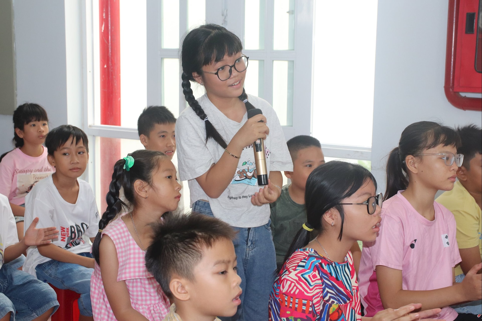 Young readers answer questions on the topic of Vietnamese history