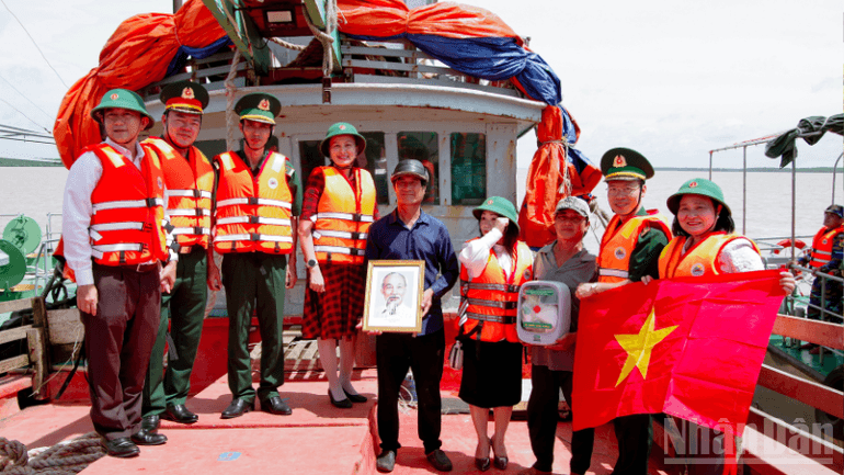 Tuần tra kiểm soát phát tờ rơi, tặng cờ Tổ quốc, ảnh Bác Hồ, tủ thuốc biên phòng và tuyên truyền chống khai thác IUU cho ngư dân. ndo_br_thiet-ke-chua-co-ten-3.png