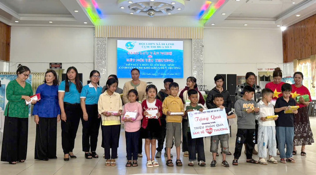 gan-200-phan-qua-da-duoc-trao-cho-cac-hoc-sinh-co-hoan-canh-kho-khan-tren-dia-ban-xa-di-linh-1-.jpg