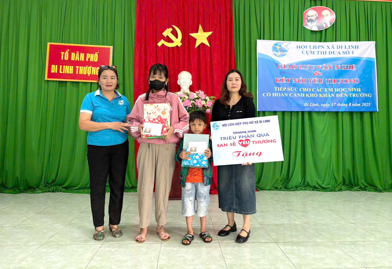 hoi-lhpn-xa-di-linh-trao-tang-cac-phan-qua-cho-tre-em-mo-coi-tren-dia-ban-xa(1).jpg