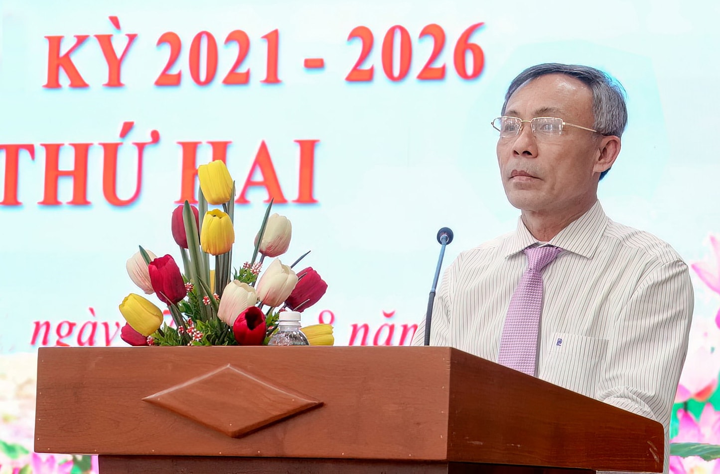 M. Nguyen Van Tam, membre permanent du Comité provincial du Parti, président du Conseil populaire du quartier de Phuong, Phan Thiet, a prononcé un discours lors de la cérémonie d'ouverture de la réunion, M. N. Lan.jpg