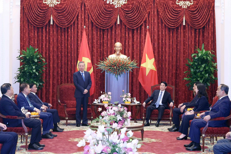 vna-potal-tong-bi-thu-va-chu-tich-nuoc-du-le-ban-giao-tru-so-lam-viec-co-quan-chu-tich-nuoc-8219449.jpg