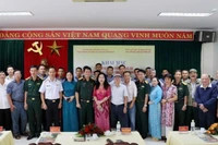 Các nhà văn, nhà thơ và lãnh đạo Nhà xuất bản Quân đội nhân dân tại Trại sáng tác 