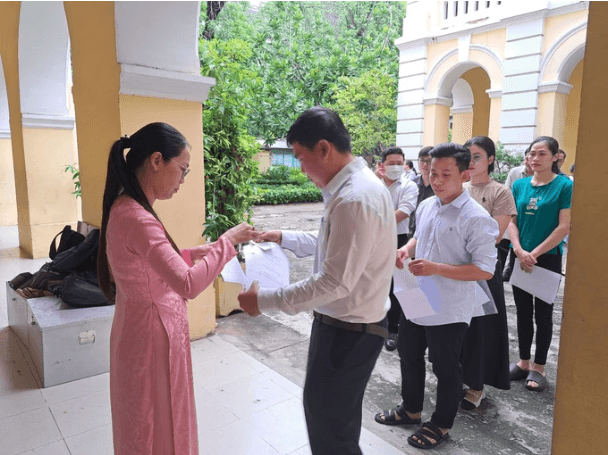 Cách nộp phiếu đăng ký và mức lệ phí thi tuyển giáo viên tại TPHCM năm học 2025-2026 đợt 1
