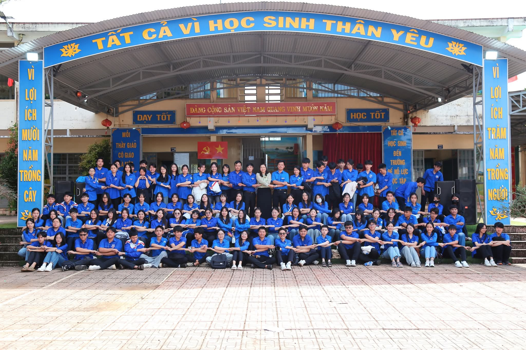 Tập thể tình nguyện viên và học sinh vui vẻ chụp ảnh sau các hoạt động