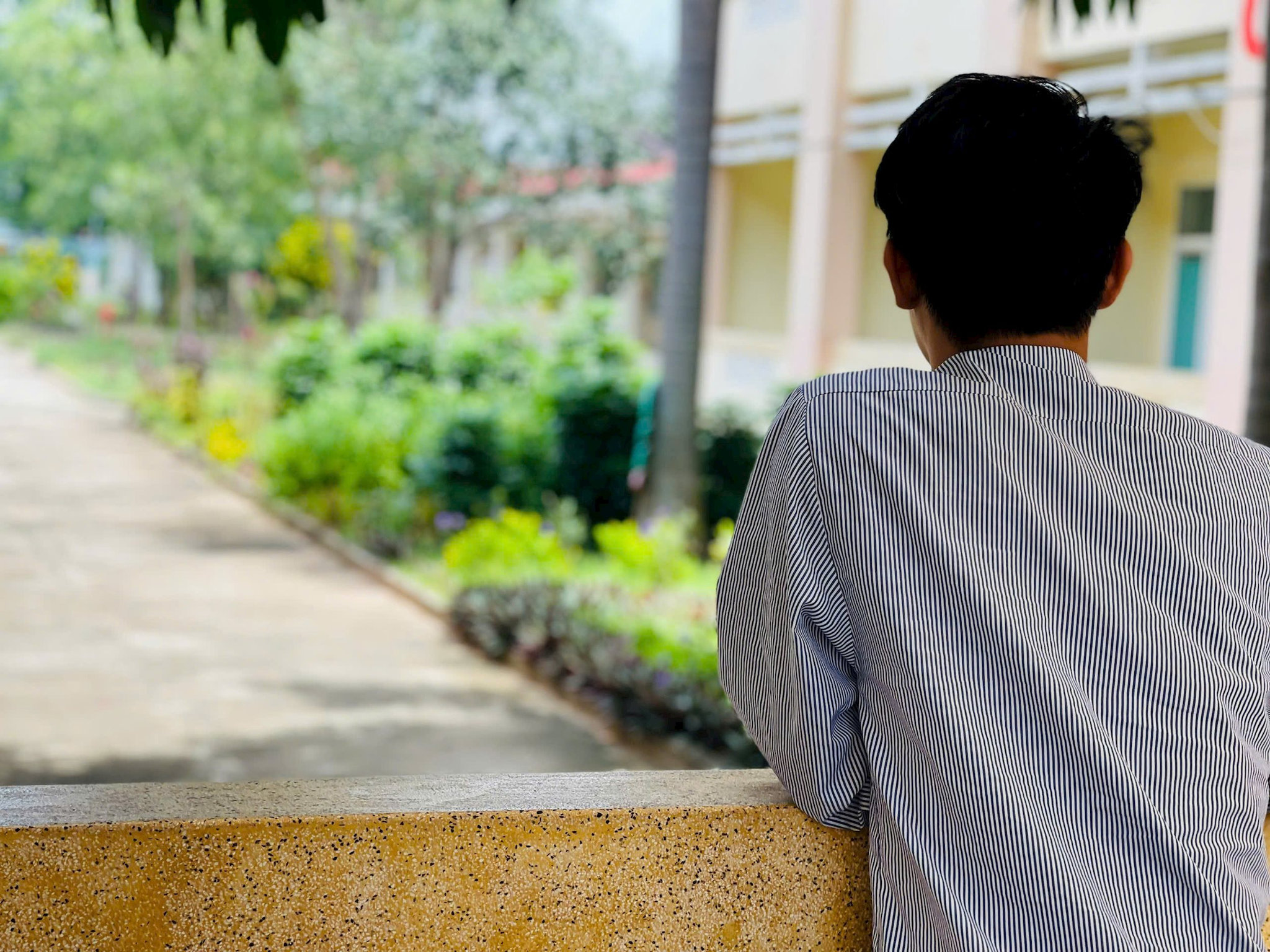 Hình Ngư dân trẻ đang hướng mắt xa xăm nghĩ về tương lai tươi sáng hơn