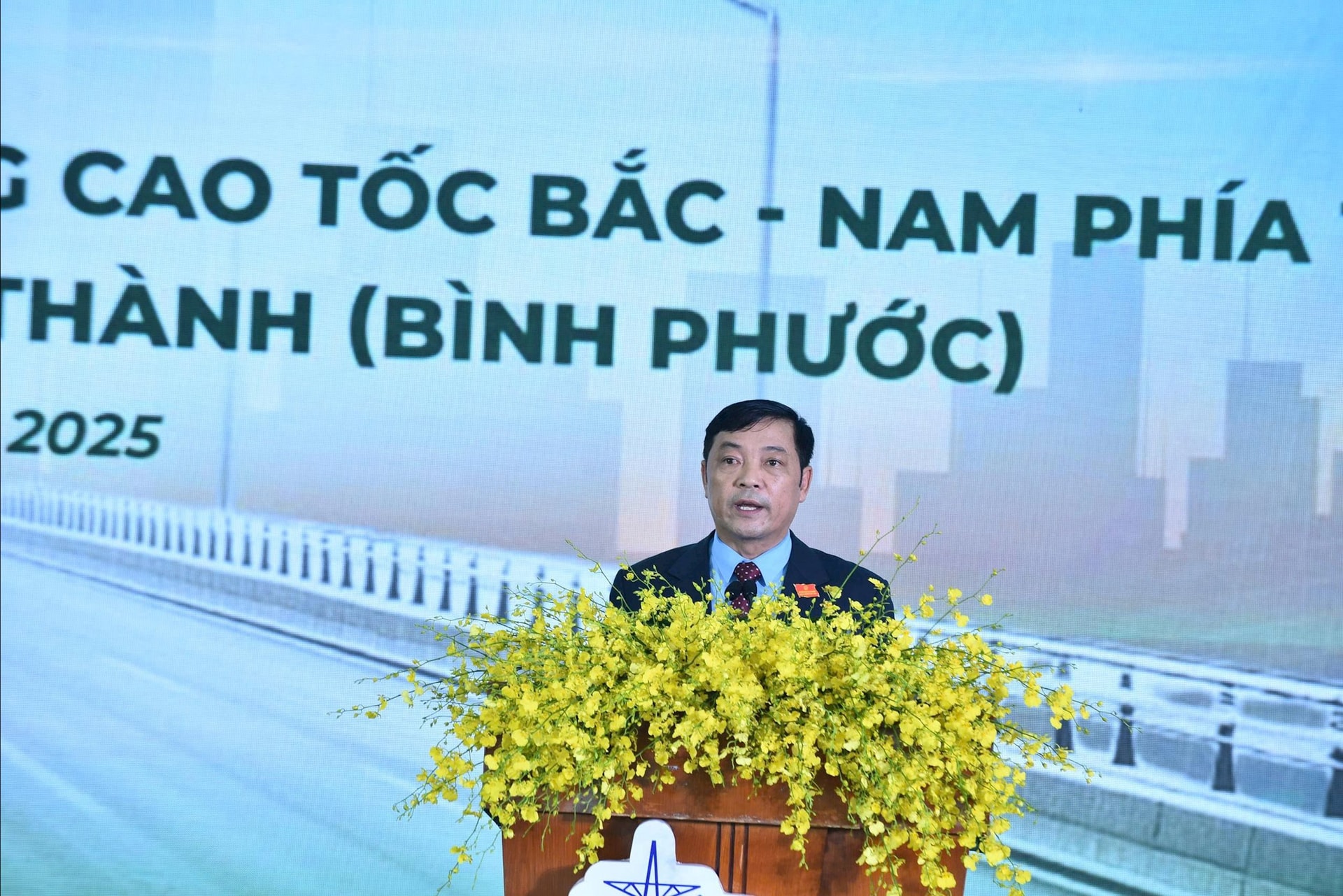 Comrade Le Trong Yen, Member of the Provincial Party Standing Committee, Vice Chairman of the Provincial People's Committee spoke at the ceremony.