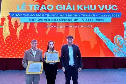 dong-nhan-giai-thuong-cung-thay-hoang-khac-thuong-hieu-truong-va-thay-le-xuan-hai-to-truong-to-toan-tin-giao-vien-huong-dan(2).jpg