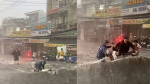 'Sốt' clip 3 thanh niên lao ra cứu chiếc xe máy bị mưa lớn cuốn trôi ở TP.HCM