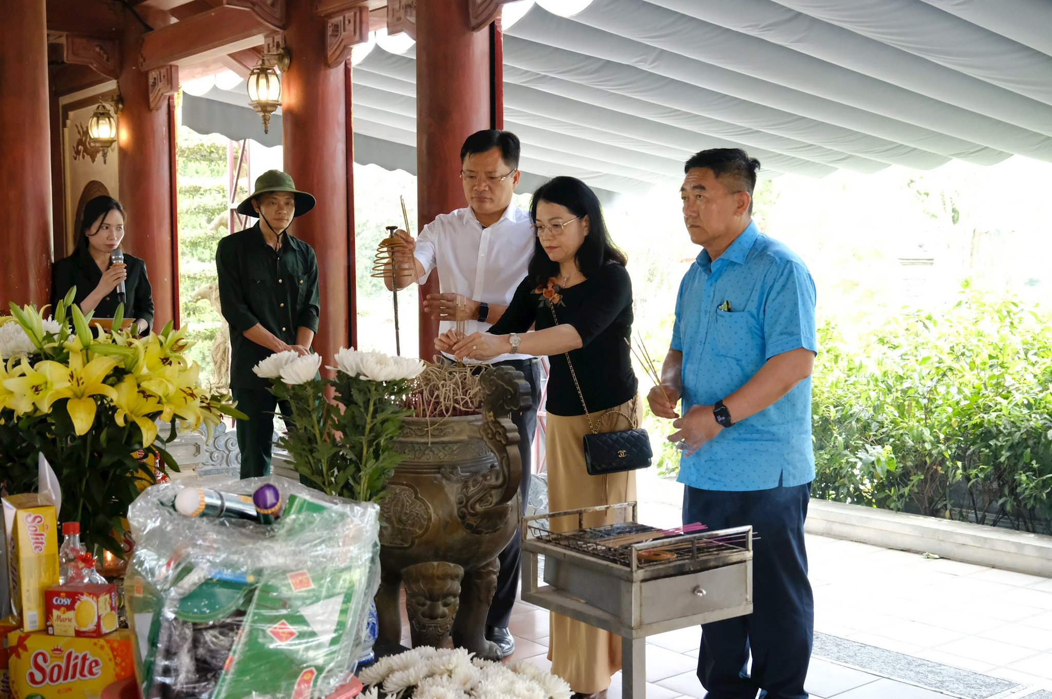 Đại biểu thắp hương tưởng niệm tại Khu di tích lịch sử Quốc gia Truông Bồn