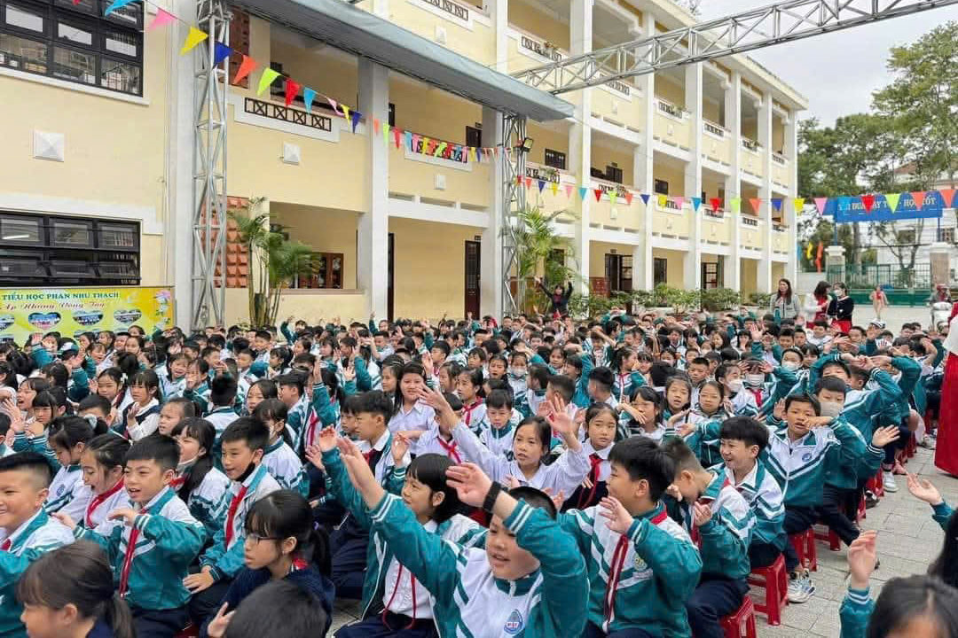san-truong-cung-la-noi-an-trua-cua-hoc-sinh-ban-tru-sau-gio-hoc-tai-truong-th-phan-nhu-thach.jpg