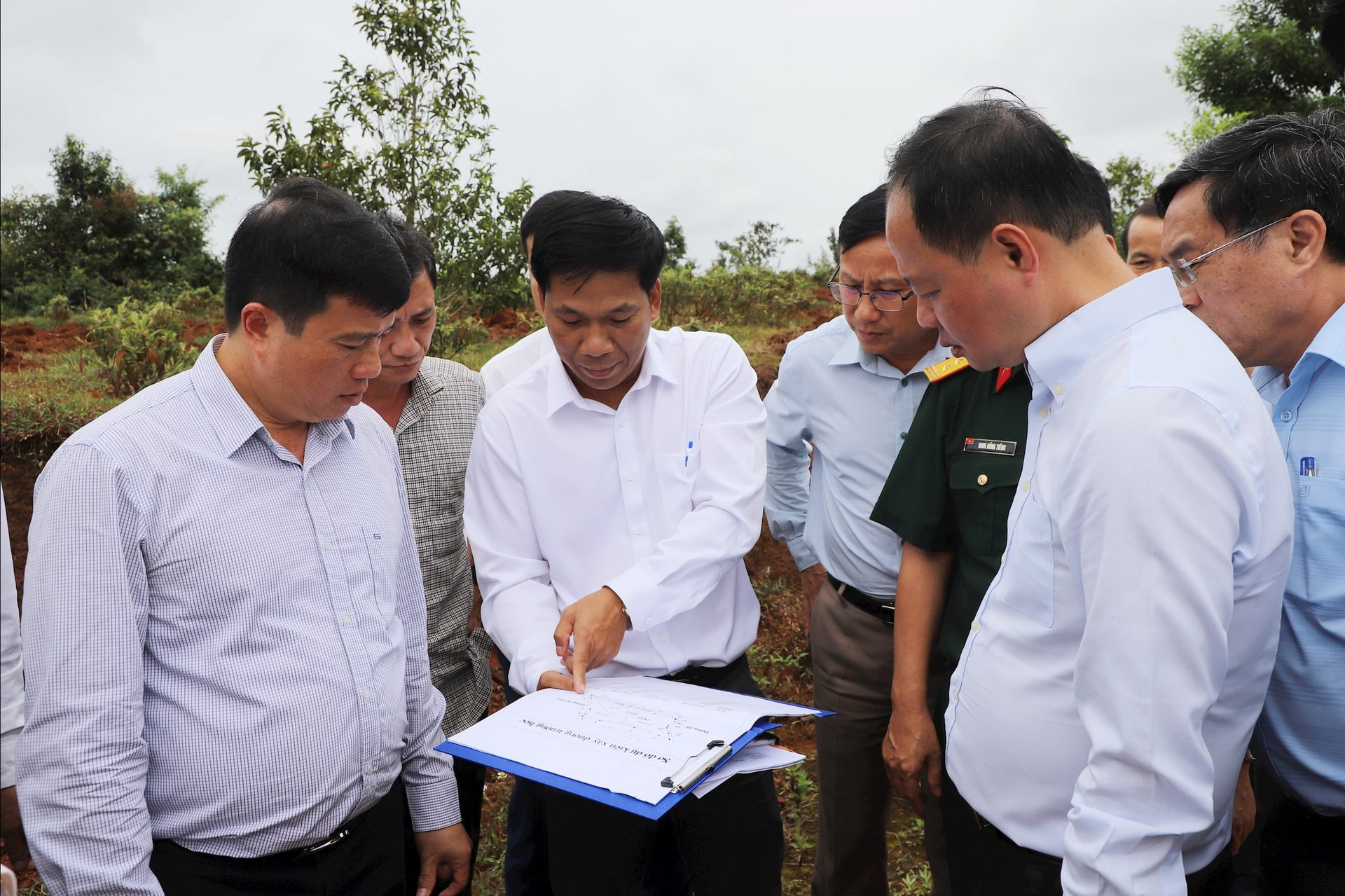 Ein Vertreter des Volkskomitees der Gemeinde Quang Truc gab den Vorsitzenden des Parteikomitees der Provinz Lam Dong einen Überblick über das Gebiet, in dem ein interdisziplinäres Internat gebaut werden soll.