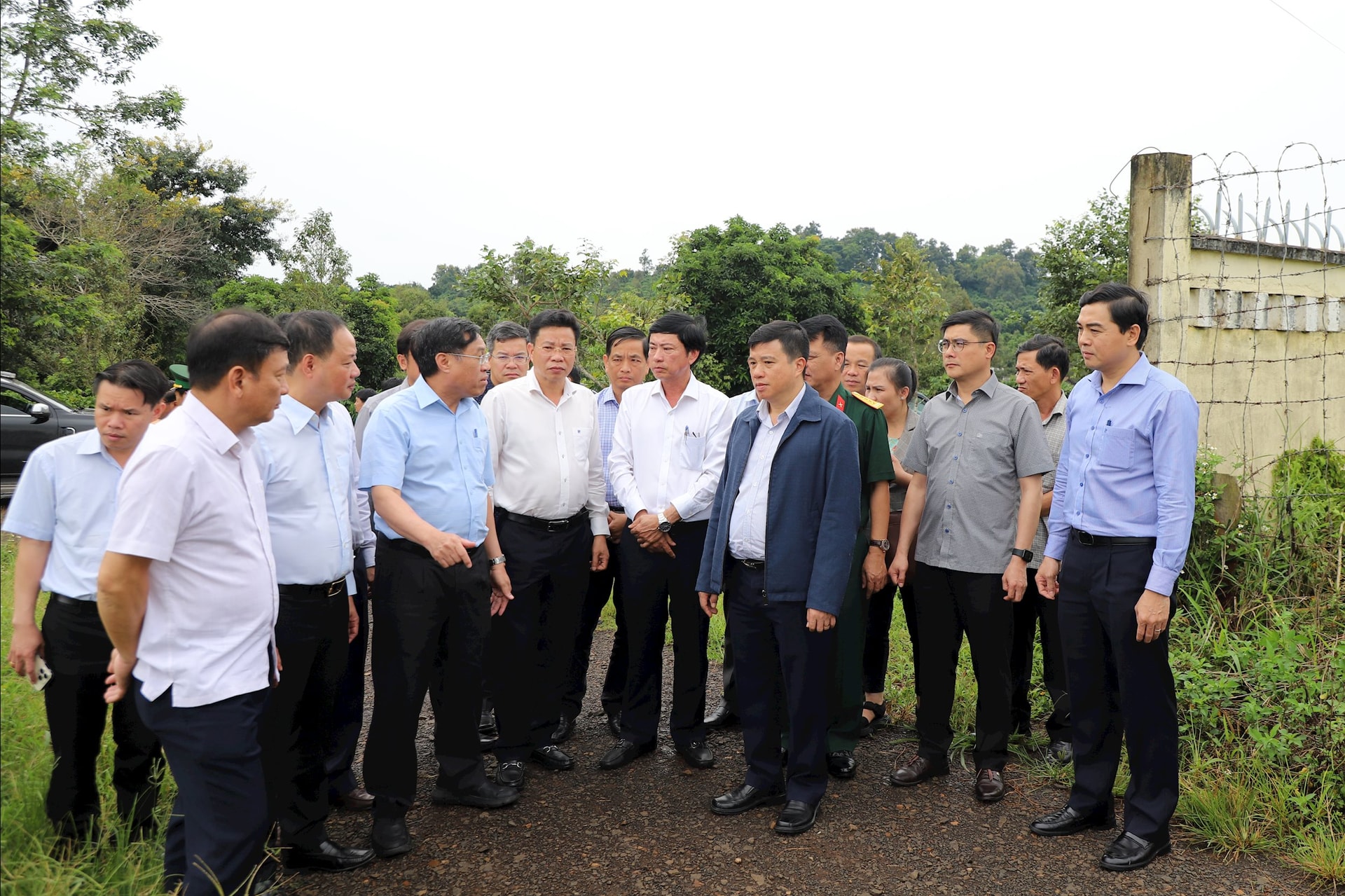 Die Arbeitsdelegation des Genossen Y Thanh Ha Nie Kdam, Mitglied des Zentralkomitees der Partei, Sekretär des Provinzparteikomitees und Leiter der Delegation der Nationalversammlung der Provinz Lam Dong, besichtigte das Gebiet, in dem in der Gemeinde Thuan An ein überfachliches Internat gebaut werden soll.