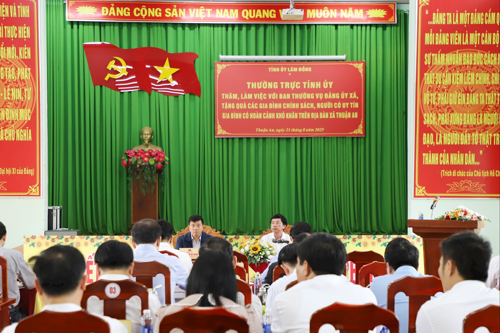 Đoàn Công tác của Thường trực Tỉnh ủy Lâm Đồng làm việc với Đảng ủy xã Thuận An