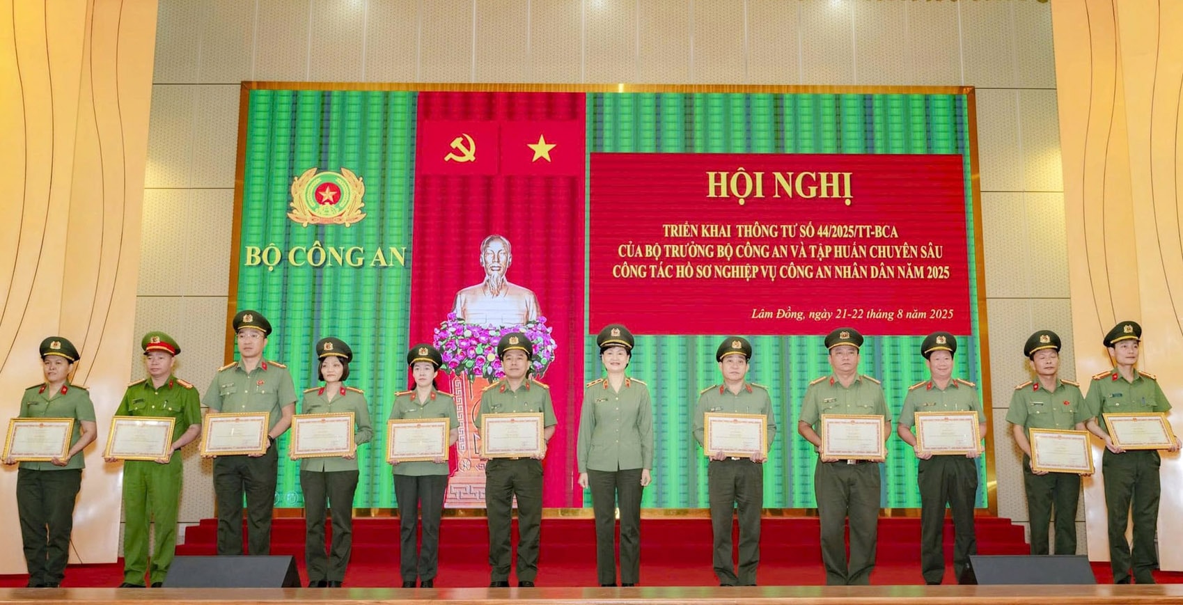 trung-tuong-ngo-thi-hoang-yen-cuc-truong-cuc-ho-so-nghiep-vu-trao-cac-quyet-dinh-khen-thuong-cua-bo-truong-bo-cong-an-cho-cac-ca-nhan-tap-the(1).jpg