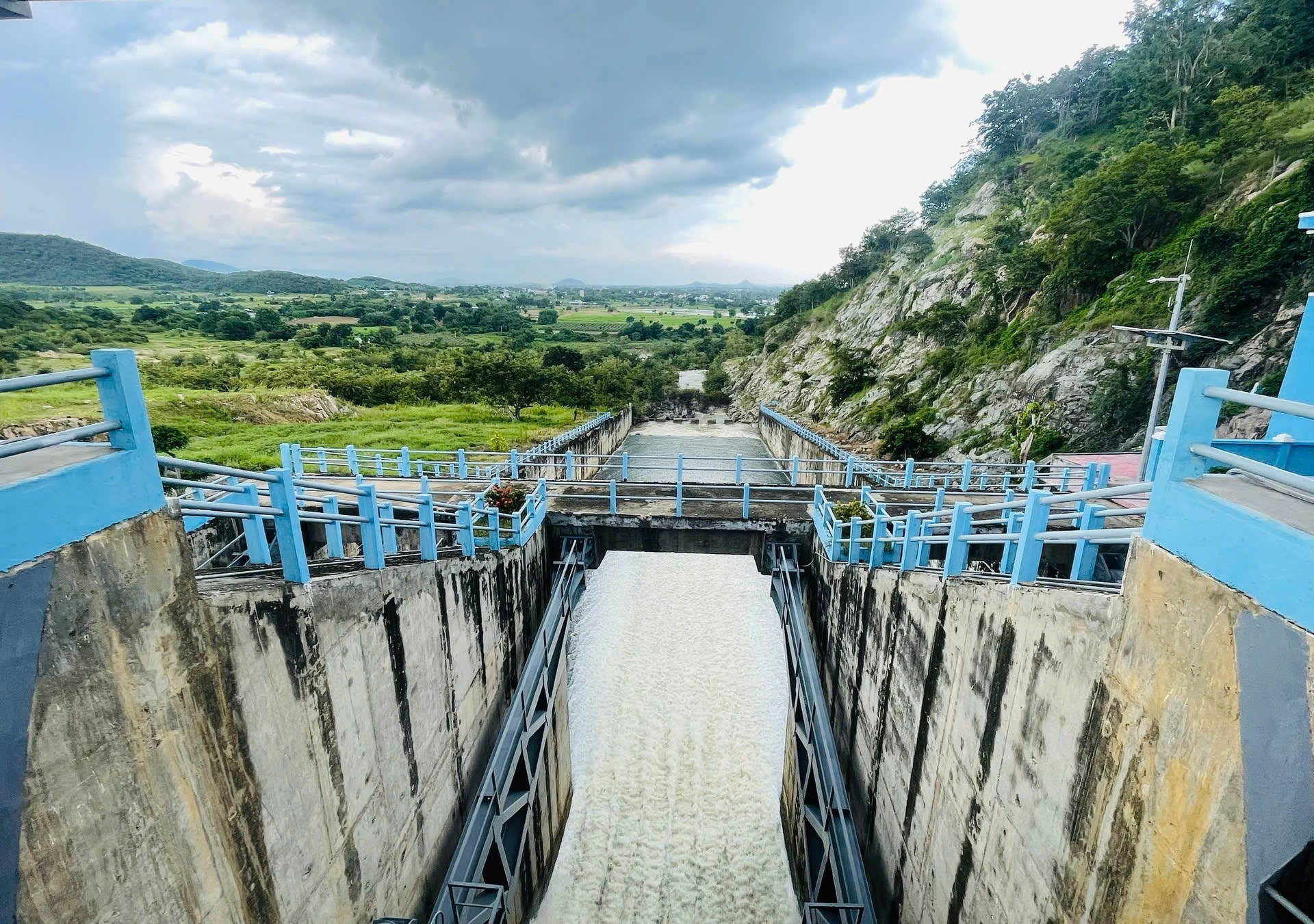Reservoir flood discharge