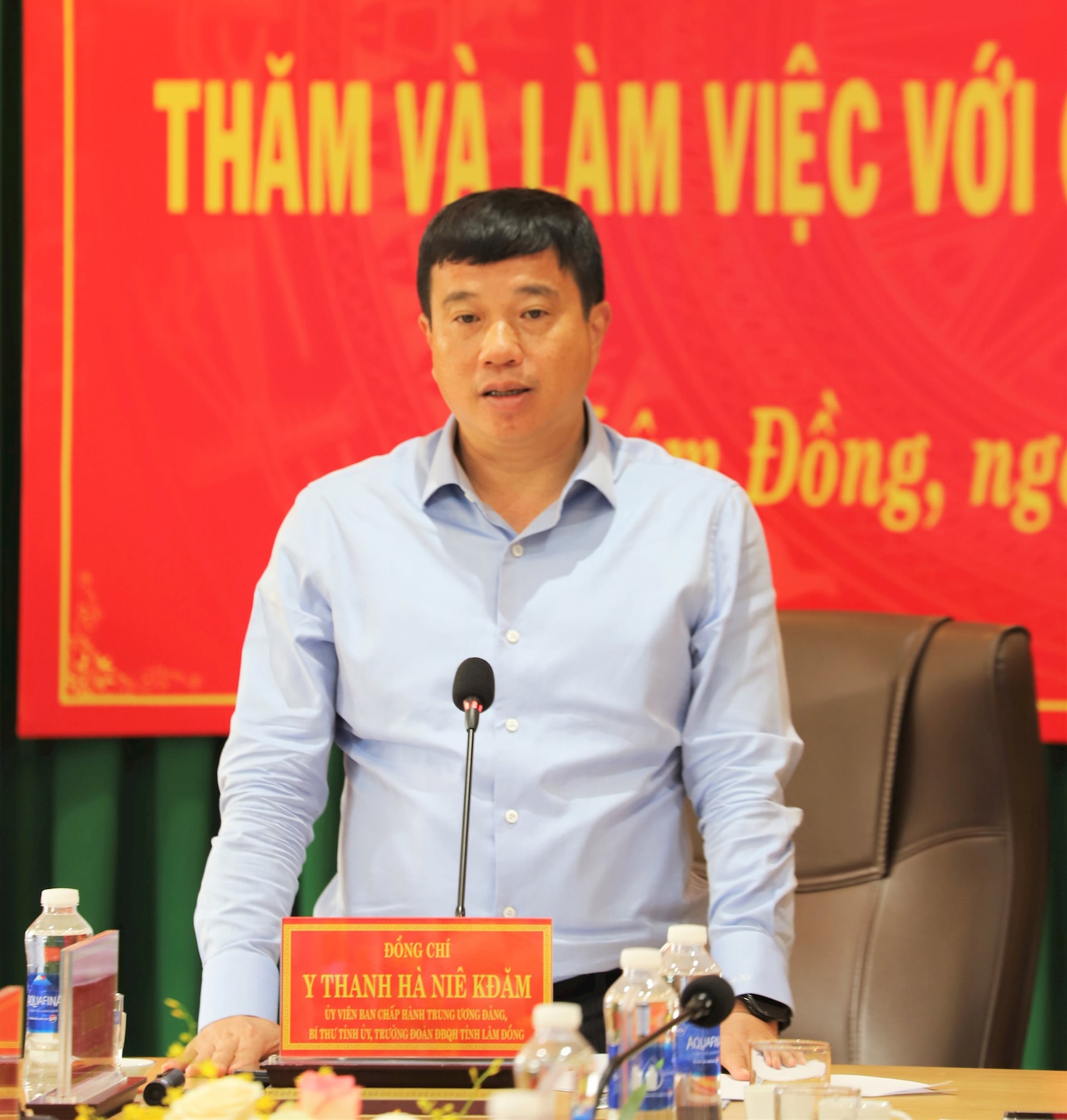 សមមិត្ត Y Thanh Ha Nie Kdam សមាជិកគណៈកម្មាធិការមជ្ឈិមបក្ស លេខាគណៈកម្មាធិការបក្សខេត្ត Lam Dong ថ្លែងសុន្ទរកថាក្នុងសម័យប្រជុំ។