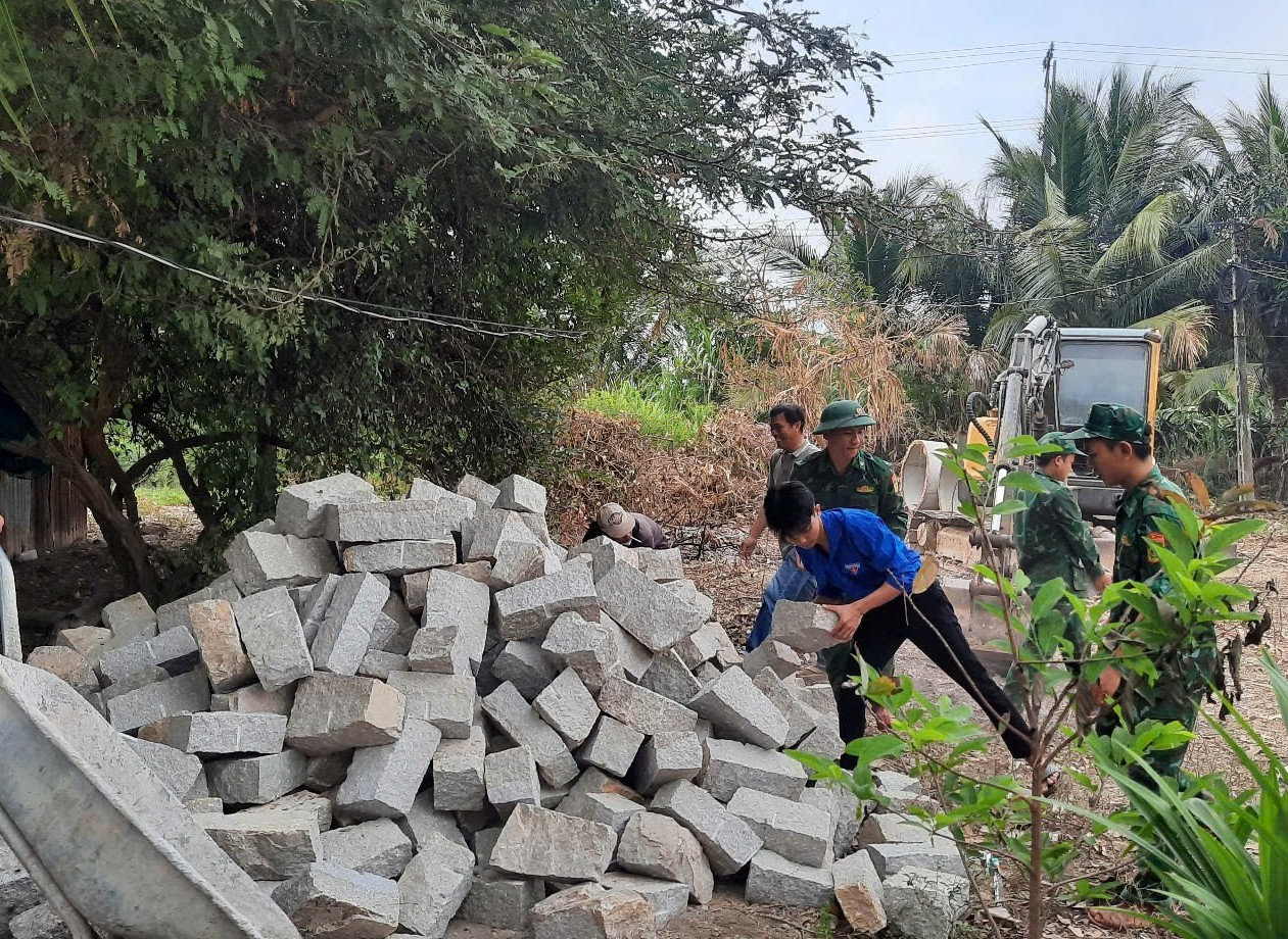 Cán bộ, chiến sĩ Đồn Biên phòng Tân Thành góp công xây dựng nhà cho Nhân dân
