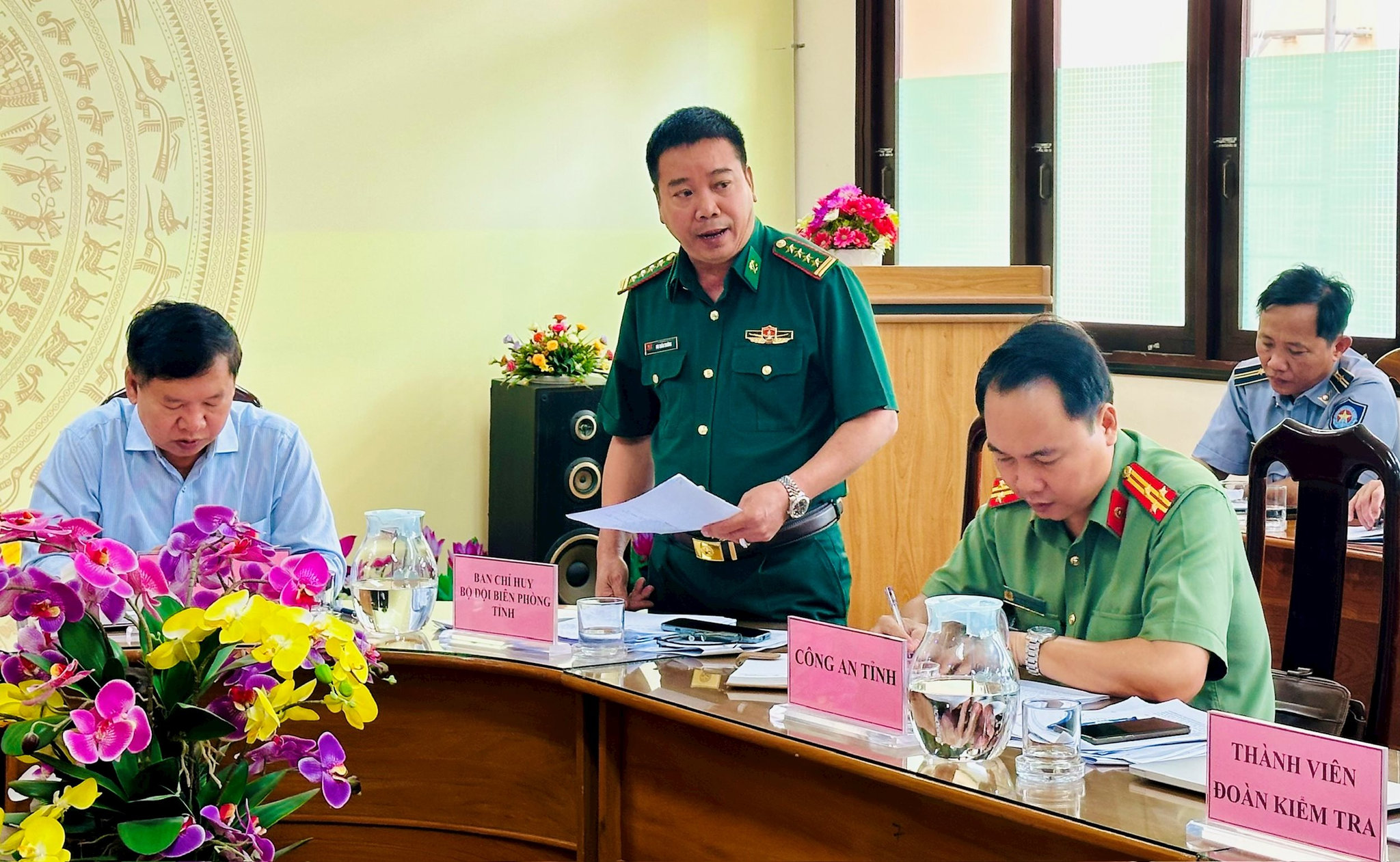 Đại diện bộ đội biên phòng tỉnh nêu ý kiến tại cuộc họp