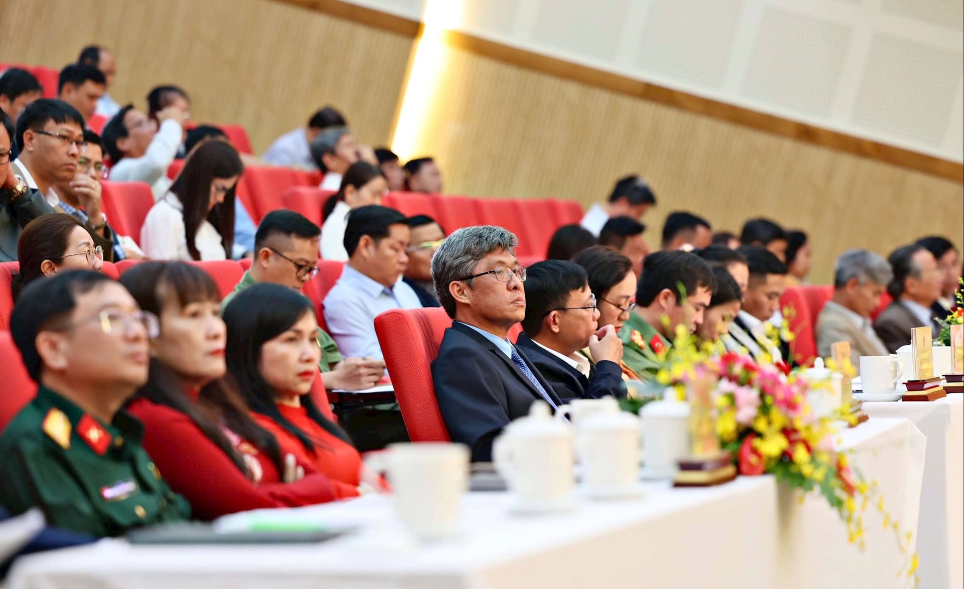 Đại diện lãnh đạo các ban, ngành của Tỉnh ủy, HĐND, UBND tham dự hội nghị