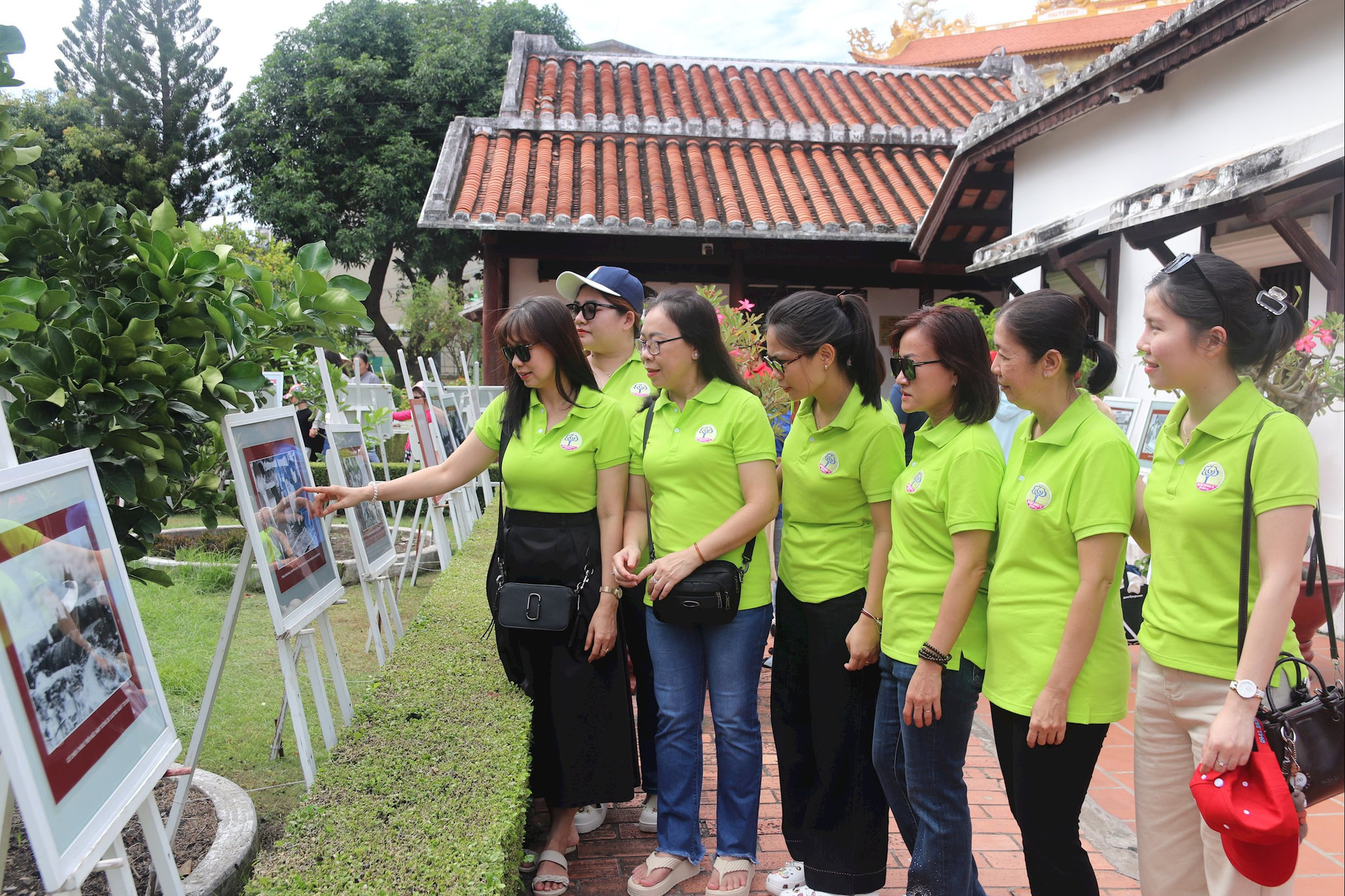Du khách đến từ Đồng Nai xem tranh trưng bày Hồ Chí Minh chân dung một con người tại Trường Dục Thanh