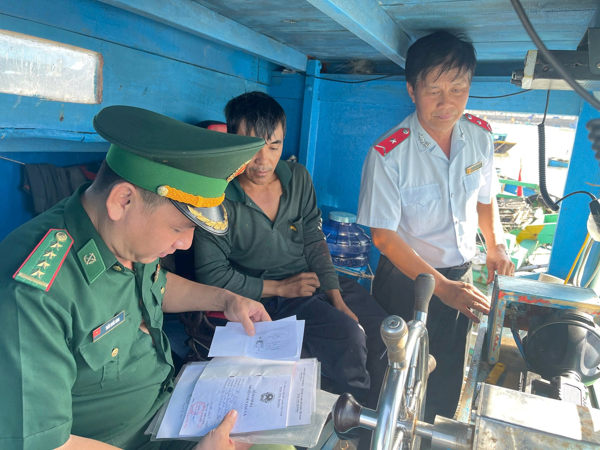 Lực lượng biên phòng kiểm tra giấy tờ của tàu cá