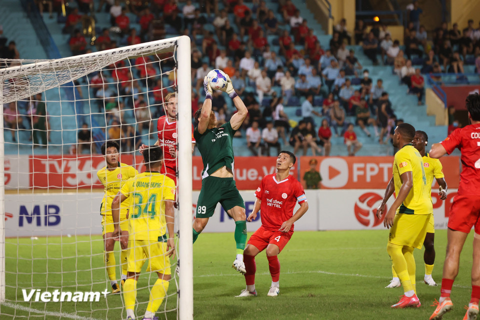Thủ thành Patrik Lê Giang nỗ lực 