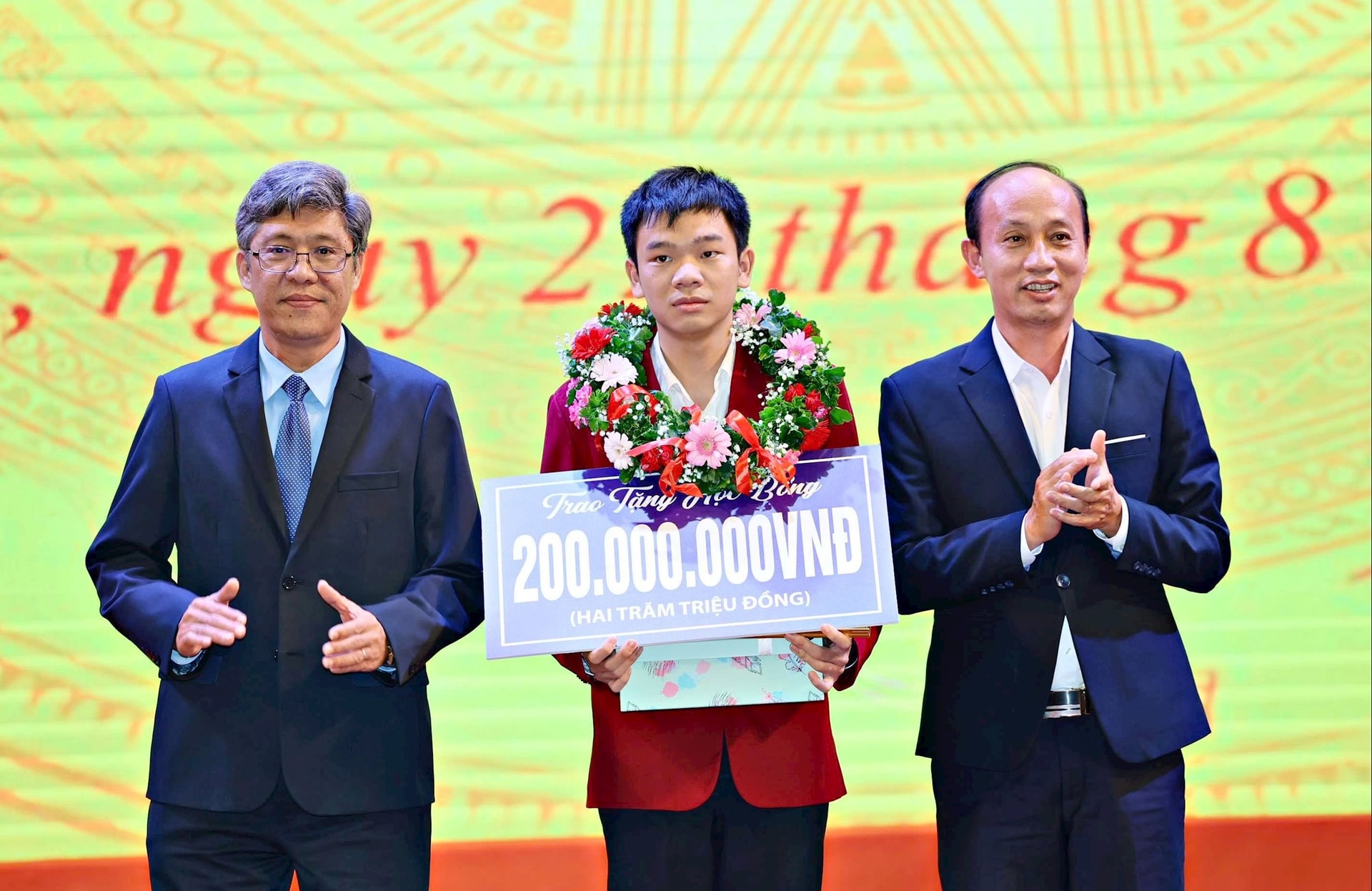 Phó Chủ tịch UBND tỉnh Nguyễn Minh và lãnh đạo Sở GD&ĐT tặng thưởng cho học sinh Đặng Huy Hậu
