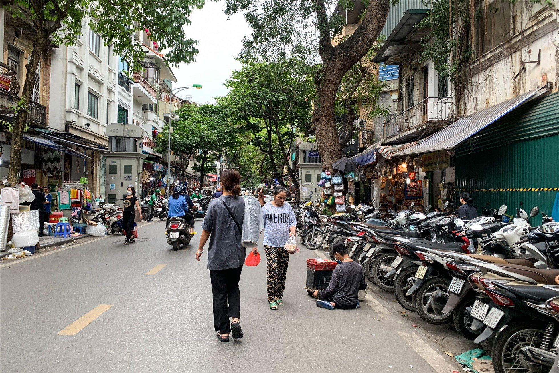 Đề nghị các địa phương có kế hoạch tuyên truyền, vận động để lấy lại đường cho người đi bộ (Hình ảnh từ Internet)