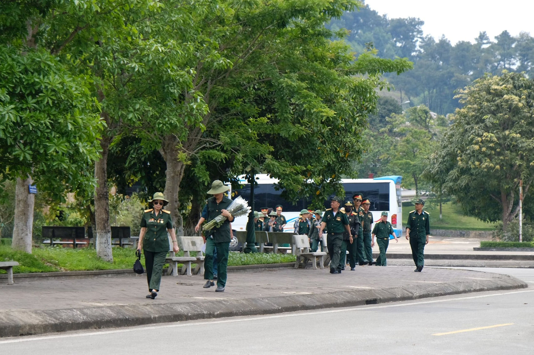 dong-dao-cuu-chien-binh-ve-tham-truong-bon.jpg