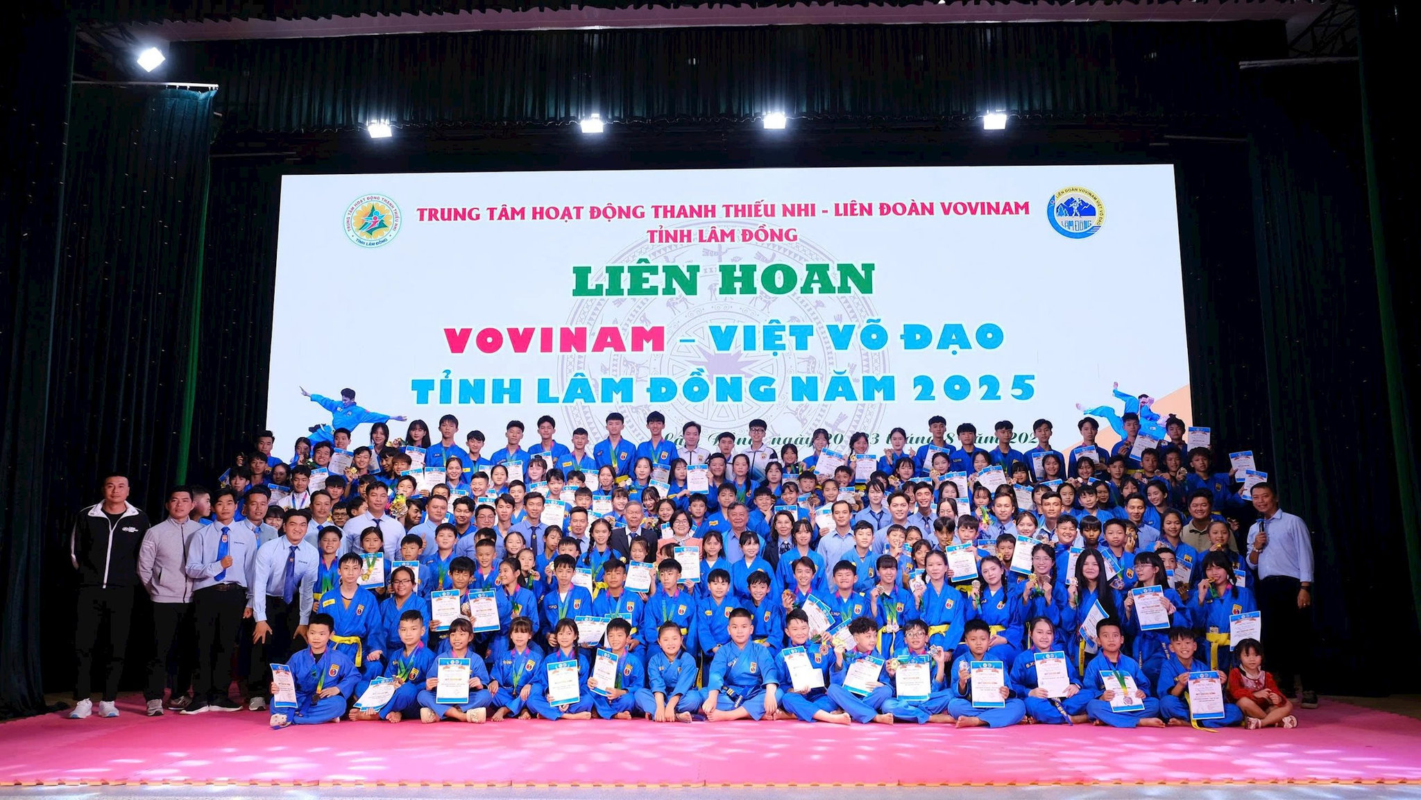 Ban tổ chức và các đoàn tham dự cùng chụp ảnh bế mạc