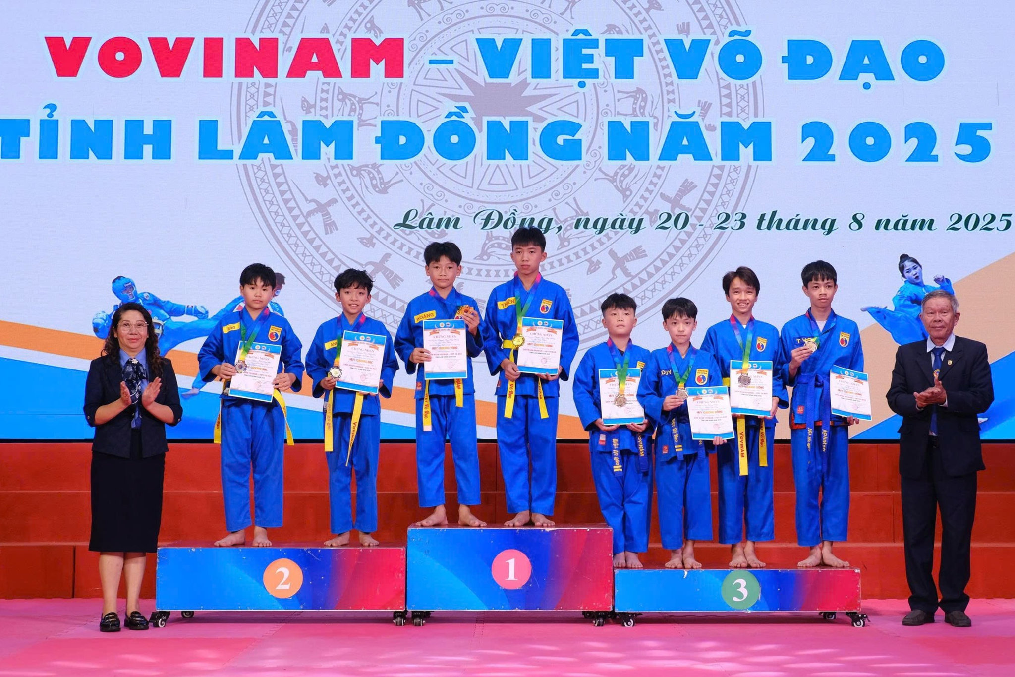 Trao huy chương cho các vận động viên xuất sắc