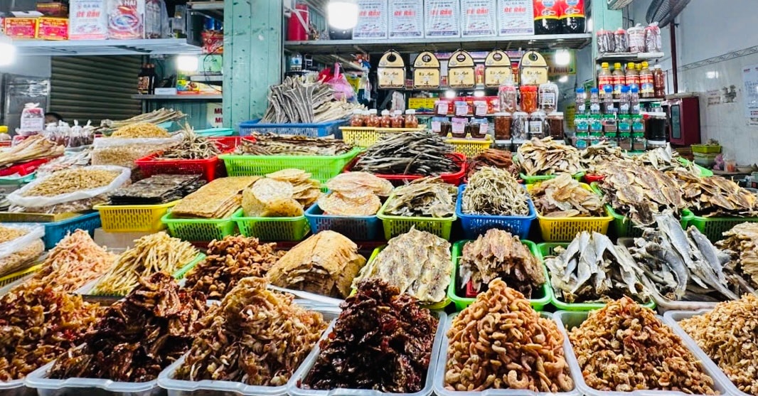 គ្រឿងសមុទ្រស្ងួតជាច្រើនមុខដែលលក់នៅផ្សារផាន់ធីត