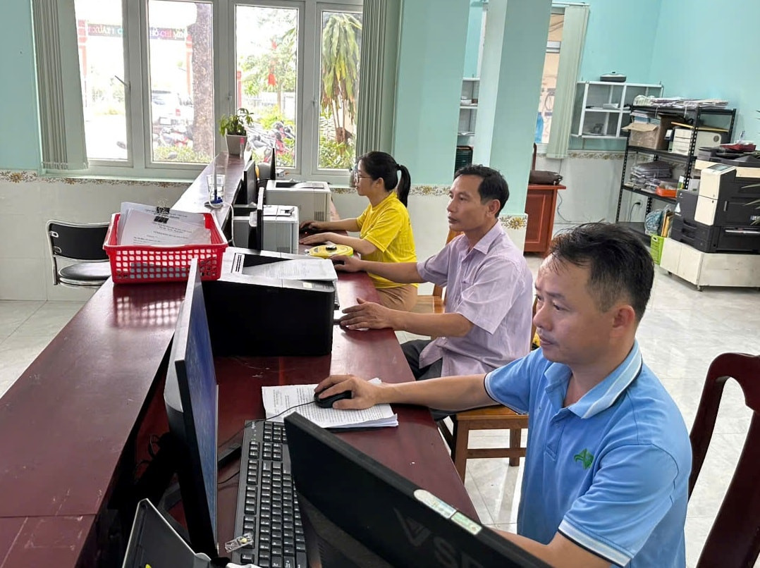 doi-ngu-cong-chuc-cap-xa-hien-tai-co-trinh-do-chuyen-mon-ve-cong-nghe-va-ngoai-ngu-khong-dong-deu.-hinh-minh-hoa-.jpg