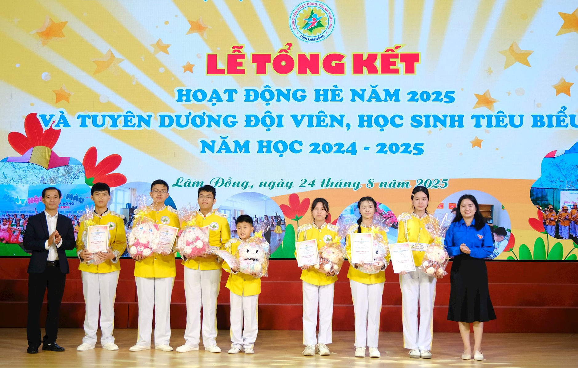 khen-thuong-cho-cac-em-doi-vien-doi-nghi-le-nhac-ken-dat-thanh-tich-tot-nam-hoc-2024-2025-1-.jpg