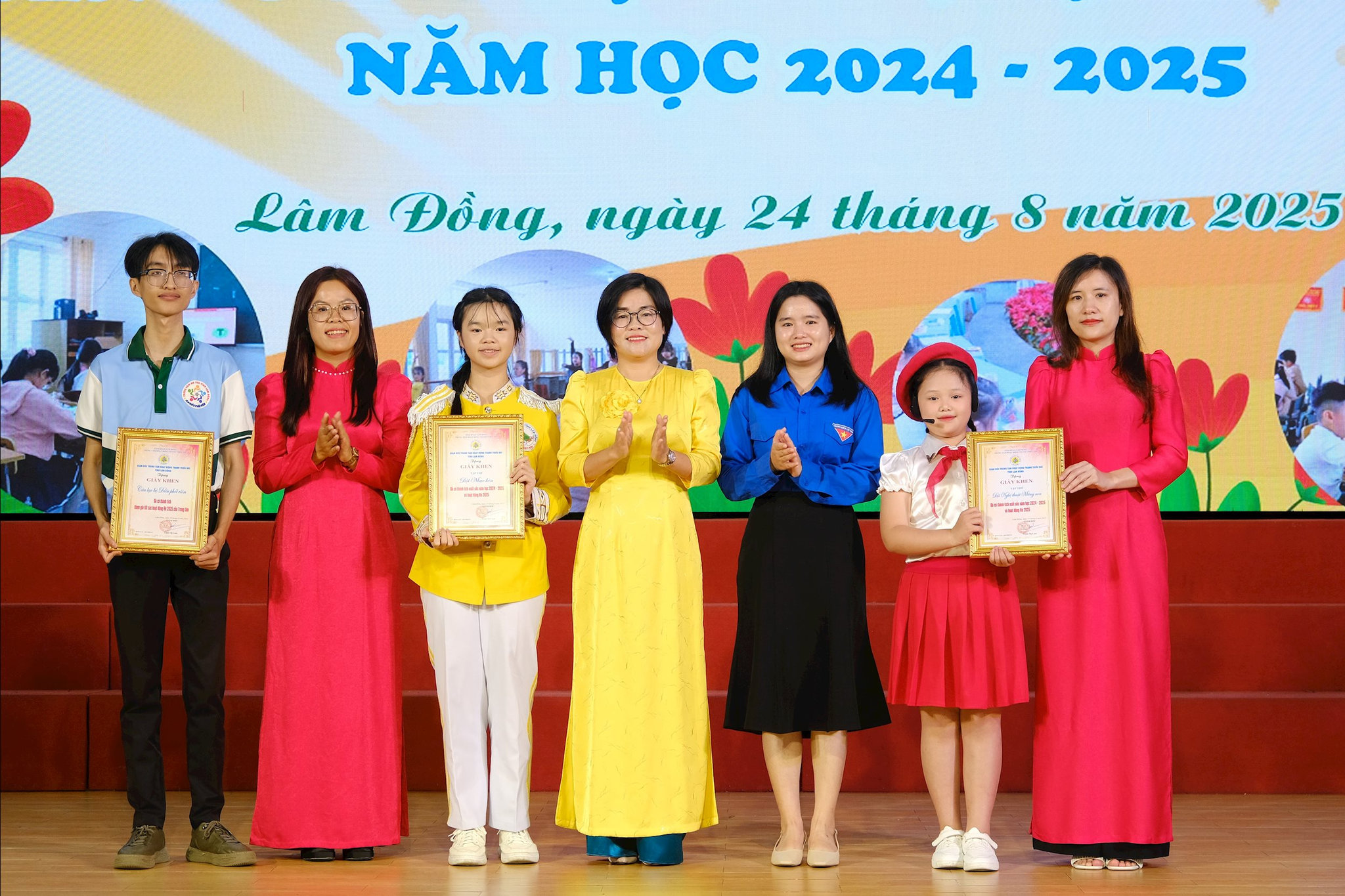 Đại diện các tập thể Đội chuyên và CLB Điều phối viên nhận giấy khen vì thành tích nổi bật