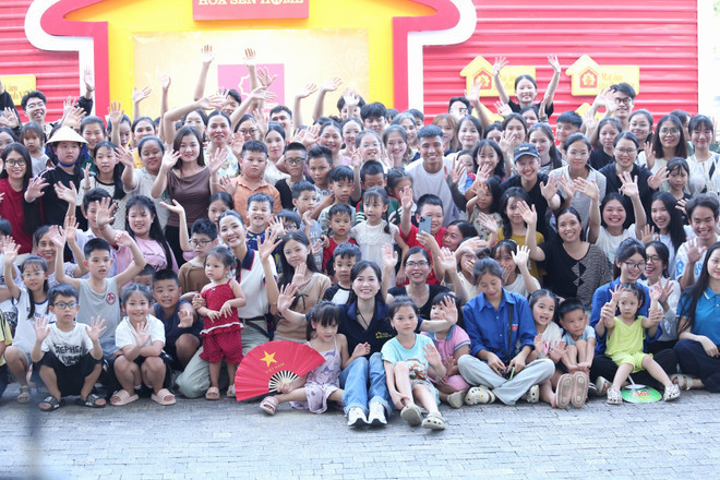 Khép lại 3 ngày ghi hình tại tỉnh Thanh Hóa, chương trình Mái ấm gia đình Việt trao hơn 2 tỷ đồng cho các em nhỏ có hoàn cảnh khó khăn tại khu vực Bắc Trung Bộ. (Ảnh: BEE COMM) img-9523.jpg