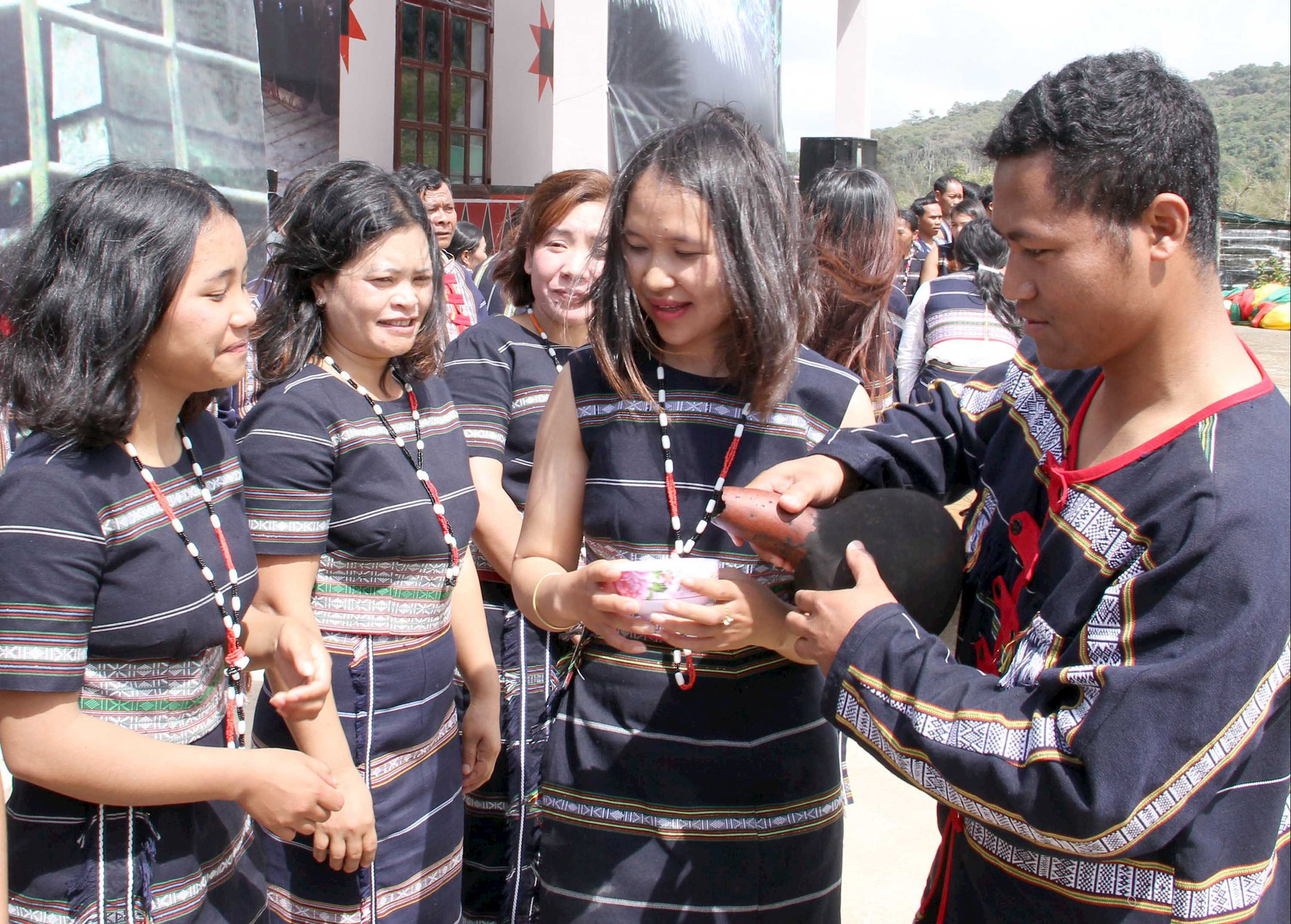 Những trai thanh gái lịch của buôn làng Tây Nguyên