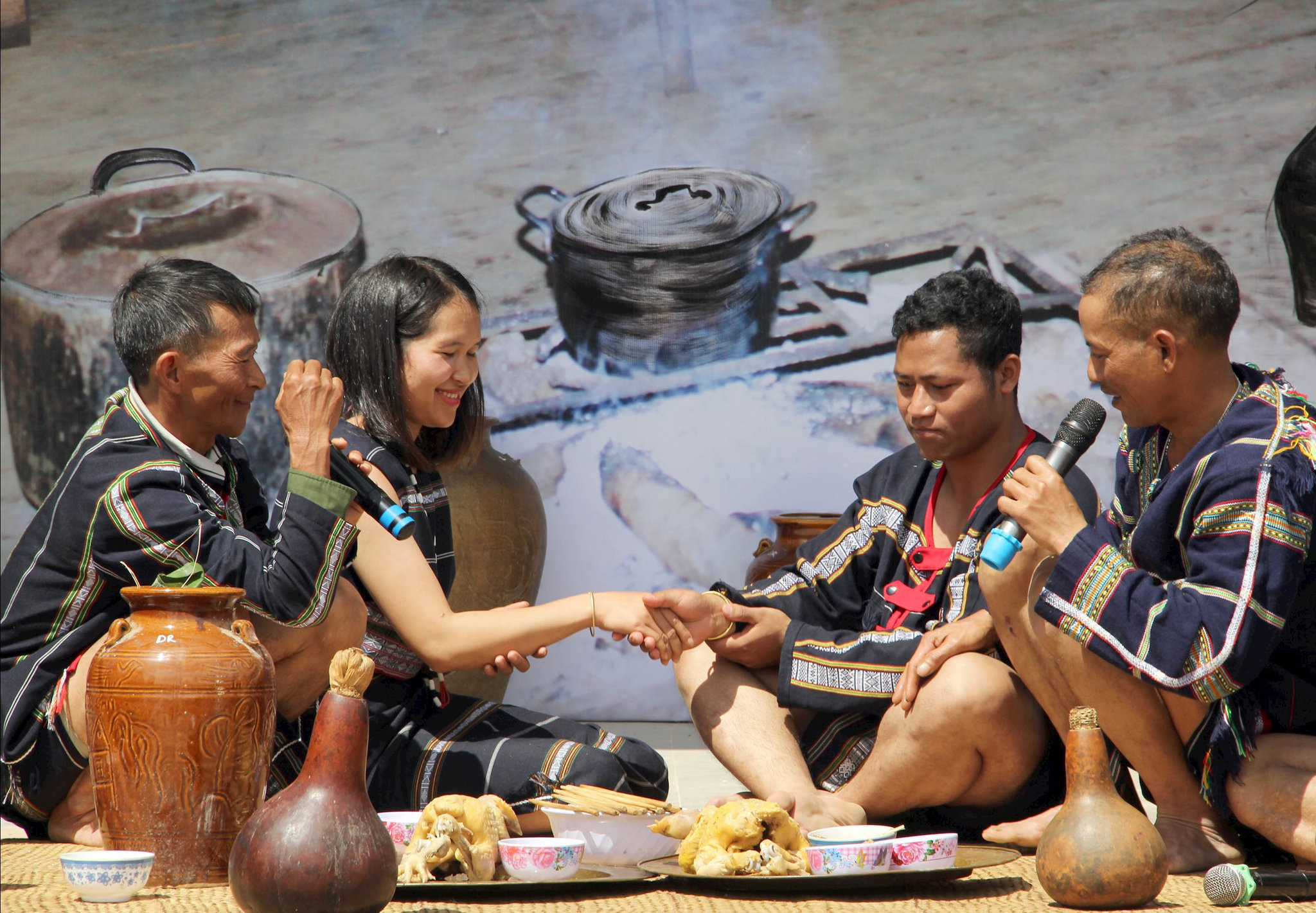 Trai gái Cơ Ho trao nhau chiếc vòng trong lễ cưới với lời thề trước Yàng trọn đời bên nhau... (1)