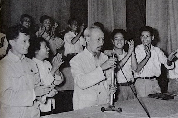 Bác Hồ tại Đại hội đại biểu toàn quốc Đoàn Thanh niên Cứu quốc, năm 1956. Ảnh TL