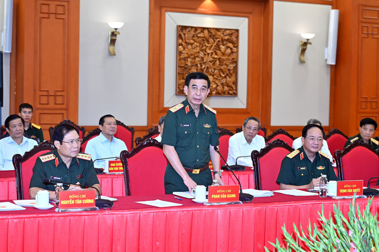 Đại tướng Phan Văn Giang, Ủy viên Bộ Chính trị, Phó Bí thư Quân ủy Trung ương, Bộ trưởng Quốc phòng phát biểu tại buổi làm việc. (Ảnh: ĐĂNG KHOA) a6-bnd-5538.jpg